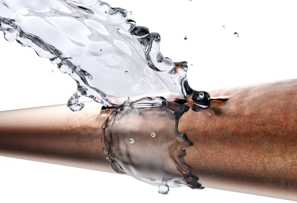 Water splashing from a corroded copper pipe – How Long Do Copper Pipes Last in Dana Point Homes? Age, Water Chemistry and Coastal Warning Signs for Dana Point, CA homes